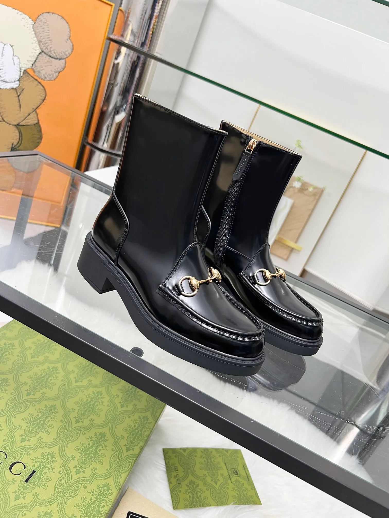 👟👟Ex-factory price 600👟👟 2025 latest version of Gucci GUCCI hot sale✅ 🎉Very easy to match👍Inner zipper design, easy to put on and take off 'Branded buckle Heel height: 6cm Fabric: Cowhide/open edge beads Inner/foot: apricot cowhide 🐂 Outsole PPU material Color: black Code number: 34-40. 34 and 41 42 need to be customized. Packaging: Comes with card and cloth bag.